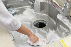 キッチンが臭い 排水口から漂ういや な臭いの原因や解消方法をご紹介 福岡のトイレつまり 水漏れ修理 水のトラブル ふくおか水道職人